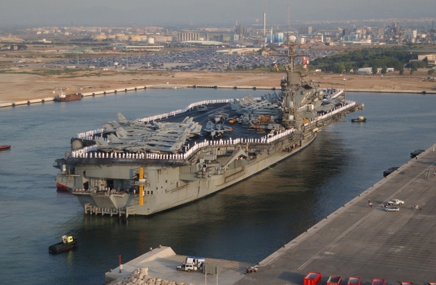 USS John Fitzerald Kennedy entering Tarragona Harbour in 2002. The city could be an alternative to Rota as a home port for the US Navy missile defence destroyers in the Mediterranean. https://www.flickr.com/photos/imcomkorea/3047221282/in/photolist-5DgNHY 